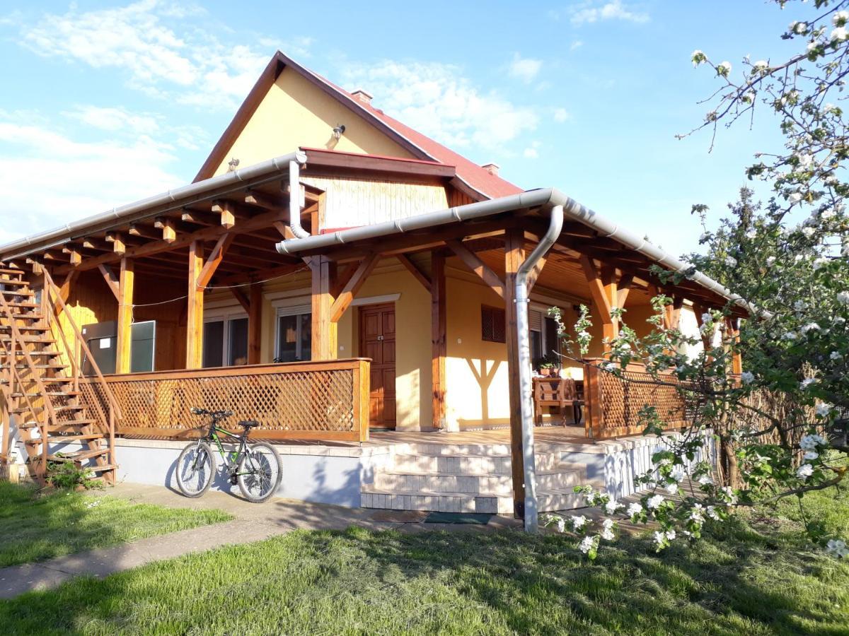 Oerveny Vendeghaz Hotel Tiszafüred Екстериор снимка