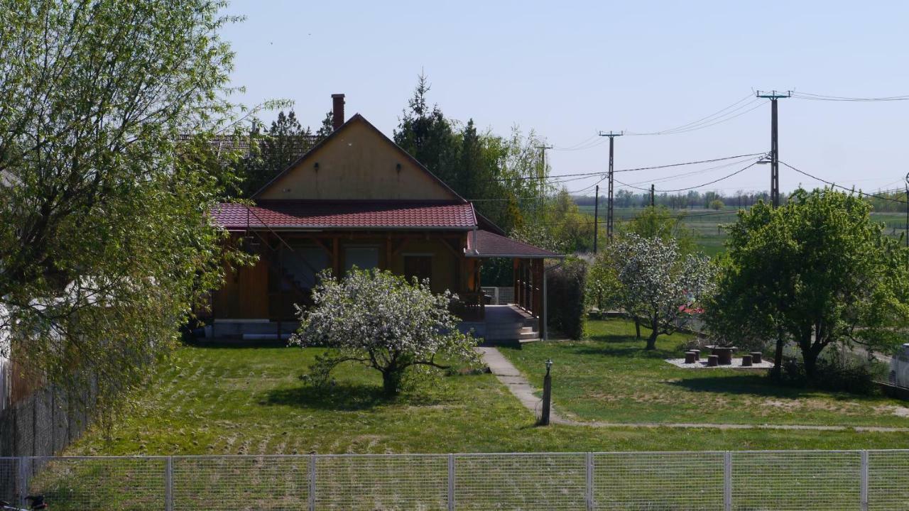 Oerveny Vendeghaz Hotel Tiszafüred Екстериор снимка