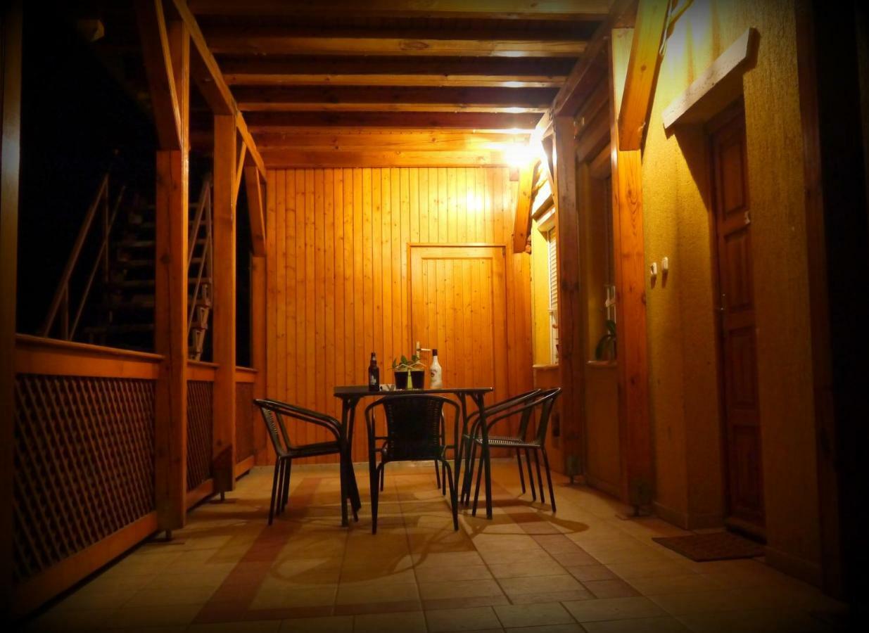 Oerveny Vendeghaz Hotel Tiszafüred Екстериор снимка
